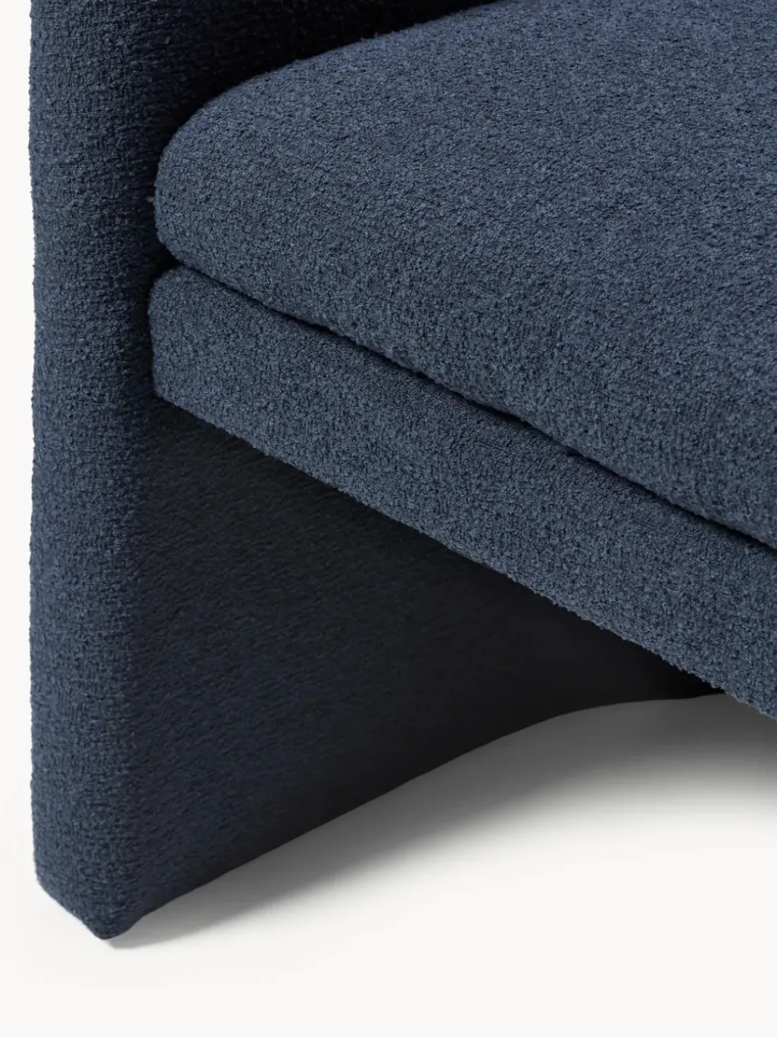 Sillón con reposabrazos en tejido bouclé Mairo