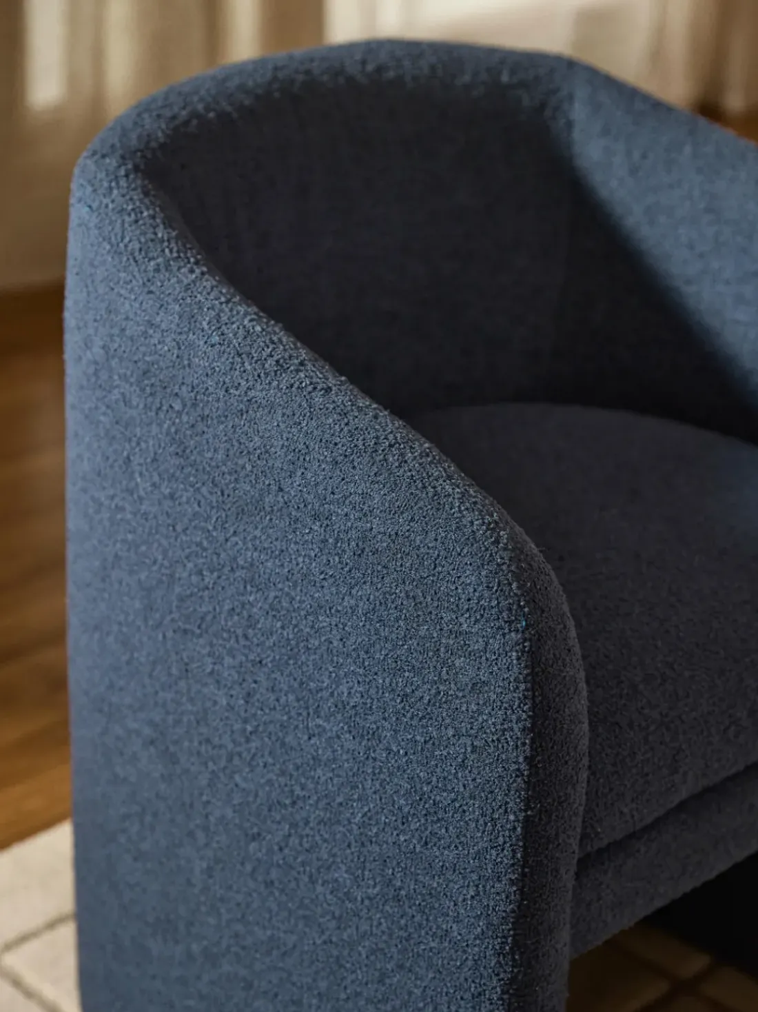 Sillón con reposabrazos en tejido bouclé Mairo