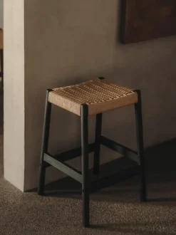Taburete alto de madera de roble con asiento trenzado Yalia