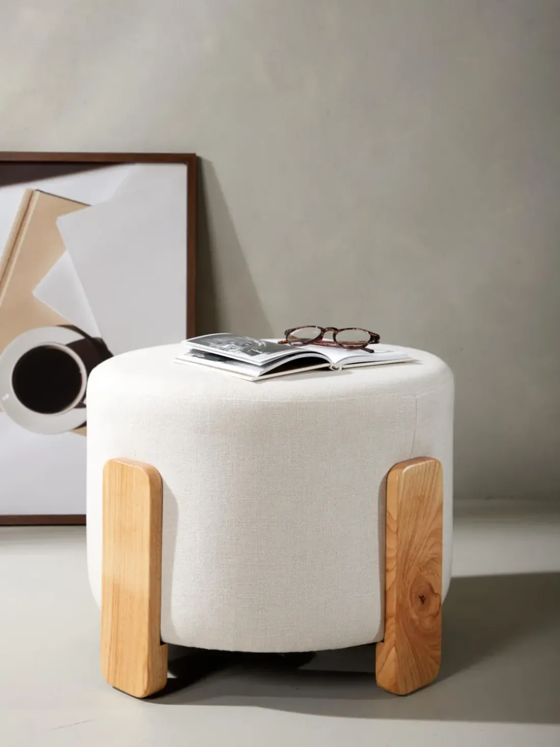 Taburete de lino con patas de madera Coffey