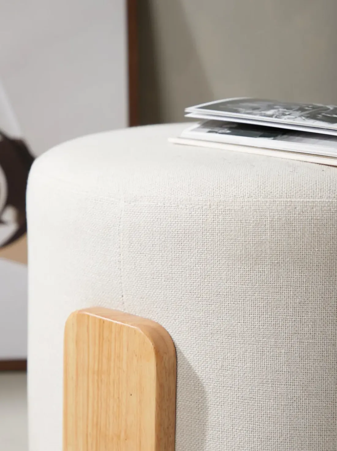 Taburete de lino con patas de madera Coffey