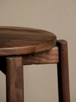 Taburete de madera de nogal Passage