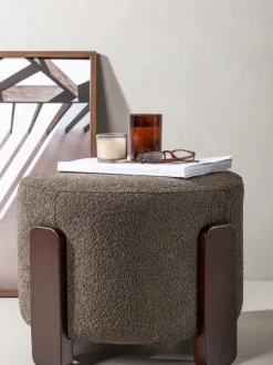 Taburete de tejido bouclé con patas de madera Coffey