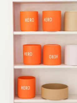 Taza de diseño con letras Favourite HERO