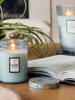 Vela perfumada artesanal California Summers (sal marina, vainilla cálida, madera de teca)