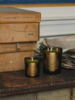 Vela perfumada artesanal de tres mechas Ernesto (clavo, ládano, madera de roble y pachulí)