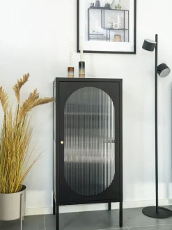 Vitrina de madera de roble con relieves Adelaide