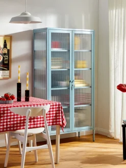 Vitrina de metal con cristal acanalado The Collector