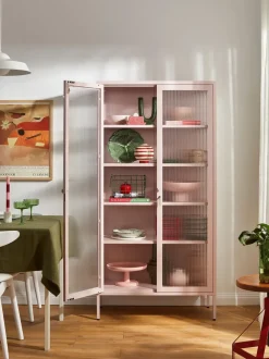 Vitrina de metal con cristal acanalado The Collector
