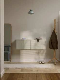 Zapatero de pared con puertas abatibles y frente acanalado Shea