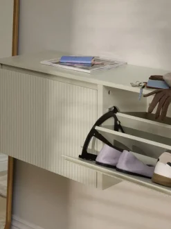 Zapatero de pared con puertas abatibles y frente acanalado Shea